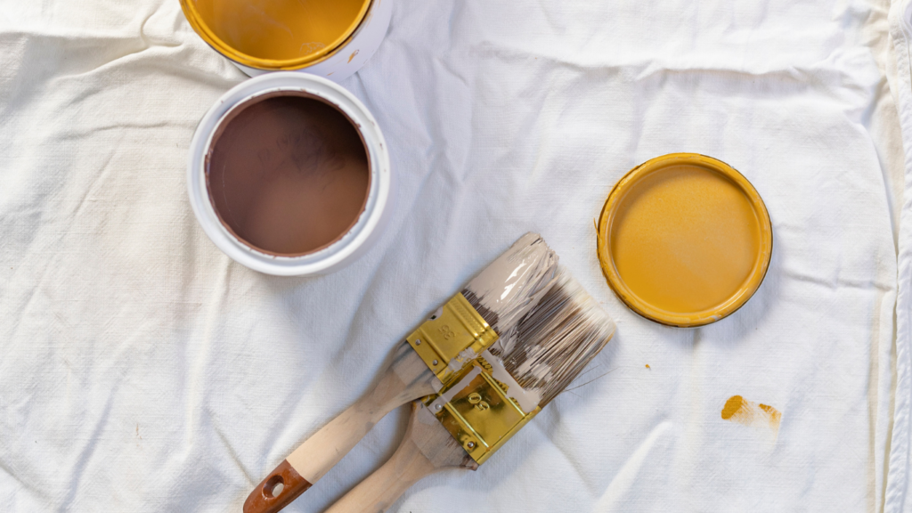 Pot de peinture et pinceau